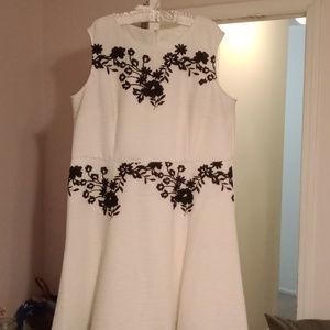 Taylor Woman White Ribbed Party Dress w/Black Flower Embroidery, Size 20W